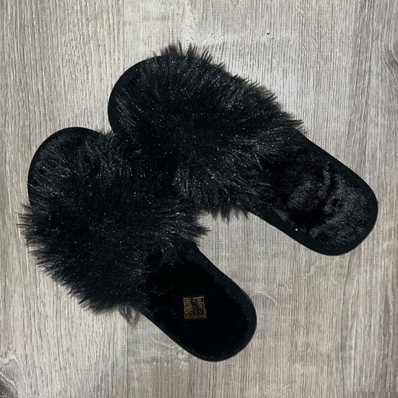 Black fuzzy slides NEW - Picture 1 of 3